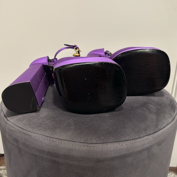 Versace Medusa Aevitas Platform Pump - Picture 3 of 14